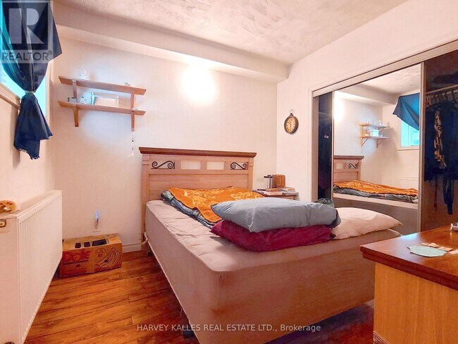 Photo du bâtiment - 1751 Victoria Park Ave