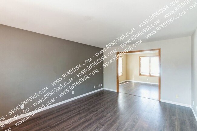 Foto del edificio - FINISHED BASEMENT WITH FENCED YARD-LEASE E...