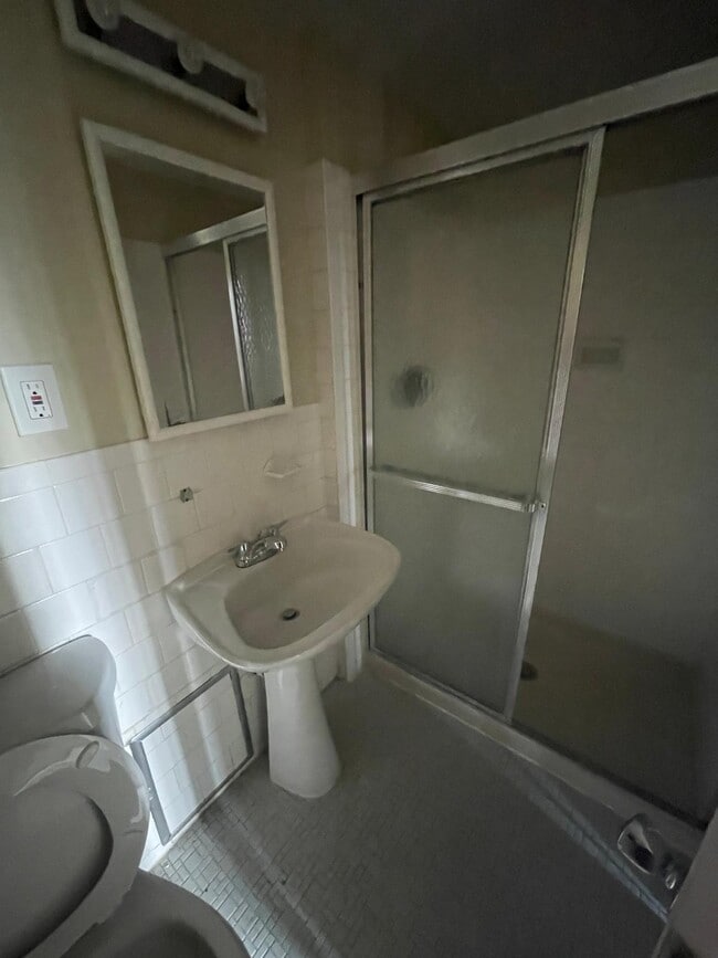 Master Bed Bath - 4360 Ivymount Ct