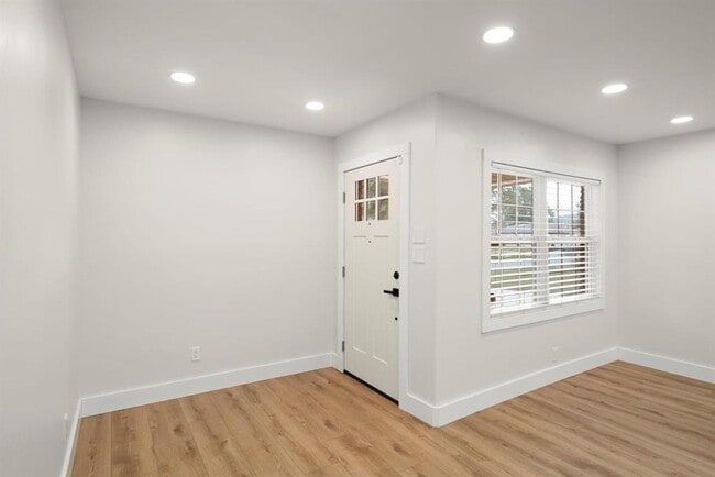 Building Photo - 1111 Alpha Dr