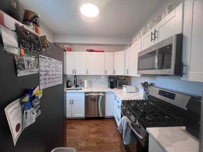 Building Photo - 726 E 2nd St