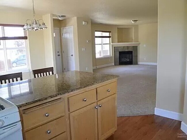 Foto del edificio - 3 Bed 2.5 Bath Home in desirable location!