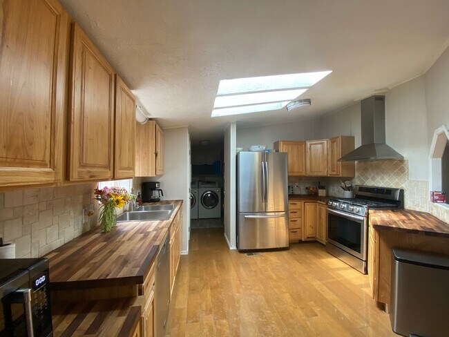 Foto del edificio - Deer Lake-3 bedroom, 2 bath house for rent with Private Beach Access