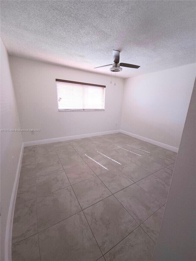 Foto del edificio - 2640 W 76th St