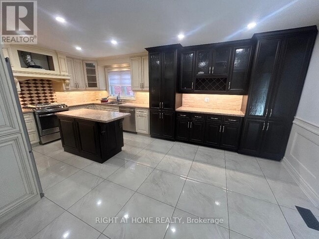 Building Photo - 36 Ellerby Square N