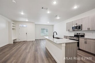 Building Photo - 649 Leland Aly