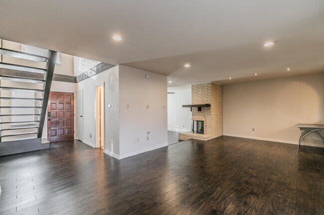Building Photo - 2071 Clubview Dr