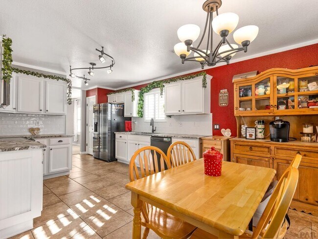 Building Photo - 2203 Meadowlark Ln