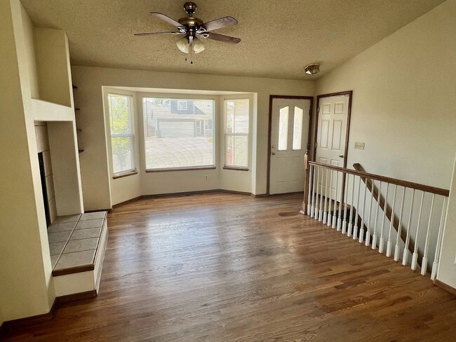 Building Photo - 6 MONTH LEASE - Spacious 4BD Home with 3-C...