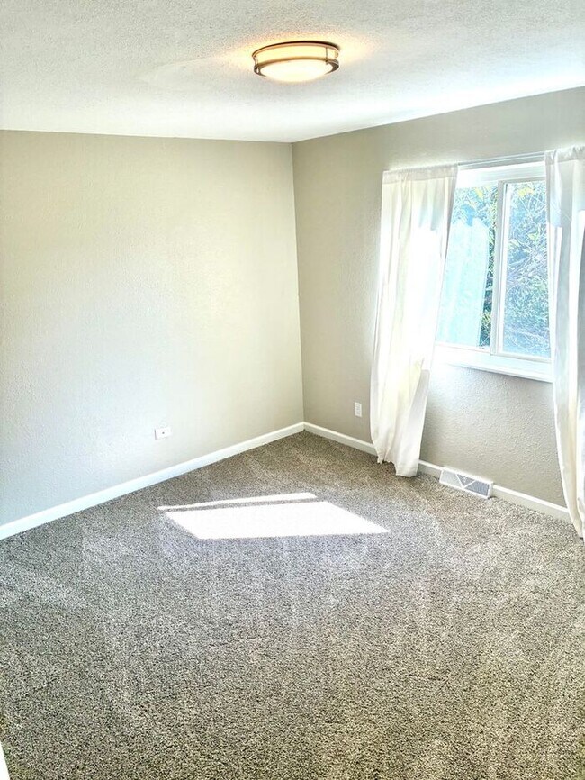 Foto del edificio - 3 Bedroom Home with Large Yard