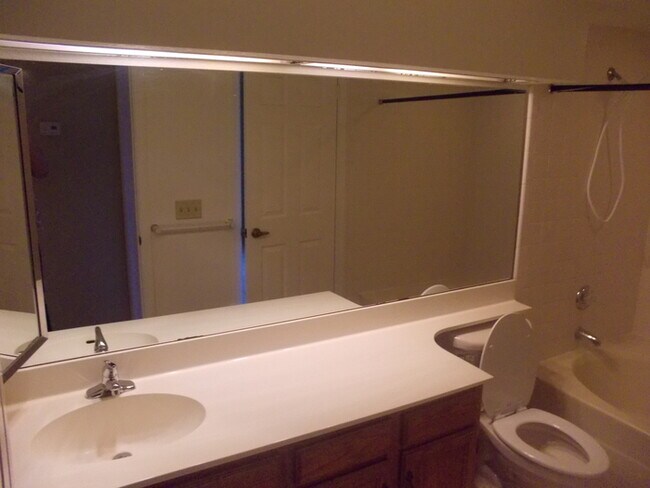 Building Photo - Cozy Town home Located close to Downtown s...