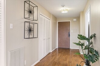 Building Photo - 49 Briar Hollow Ln