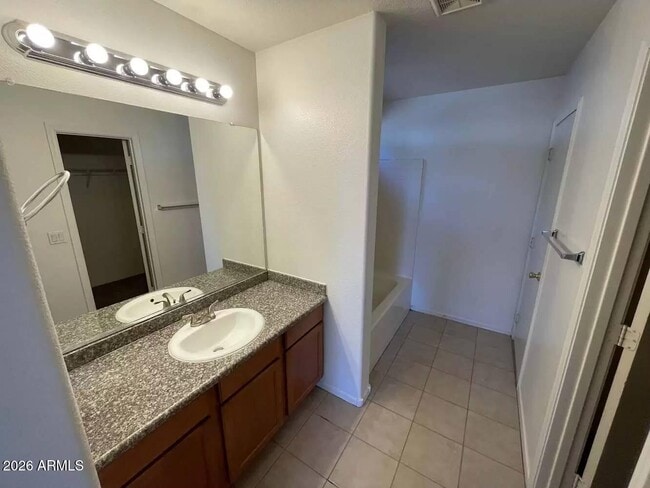 Building Photo - 5409 S 7th Dr