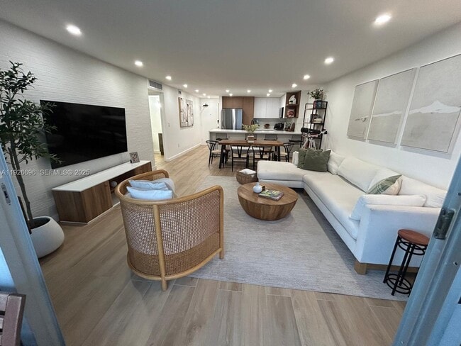 Foto del edificio - 5838 Collins Ave