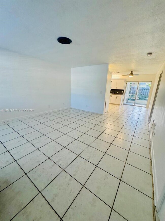 Foto del edificio - 2051 NE 25th Ave