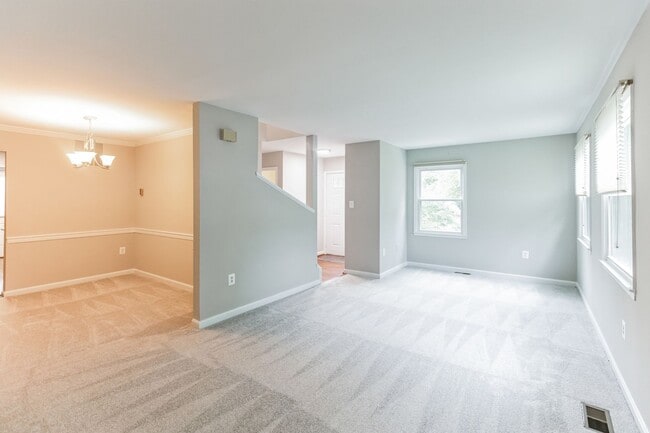 Building Photo - Prime Lake Front Cul-De-Sac Location