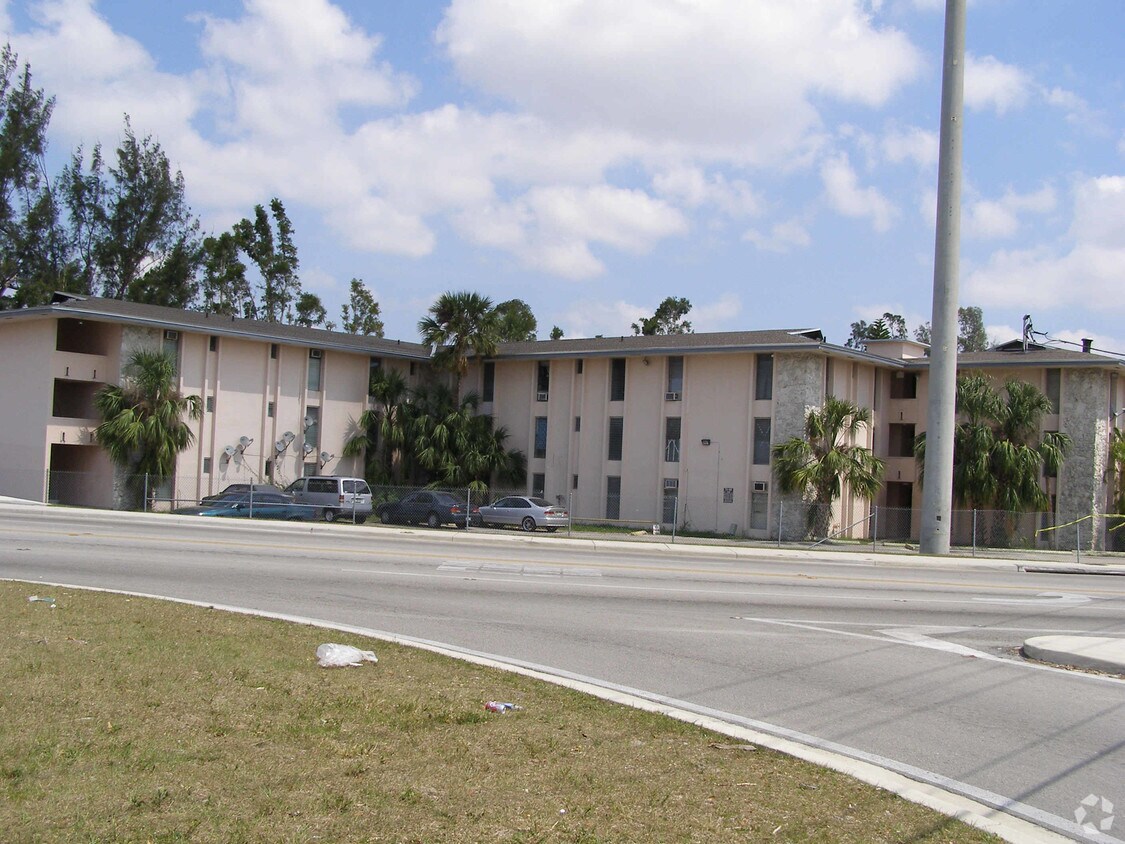 Primary Photo - 241 S Royal Poinciana Blvd