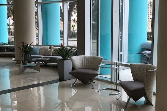 Foto del edificio - MOVE IN SPECIAL- Beautiful Newly Renovated 2/2 Condo at The Waverly on Lake Eola in Downtown Orlando
