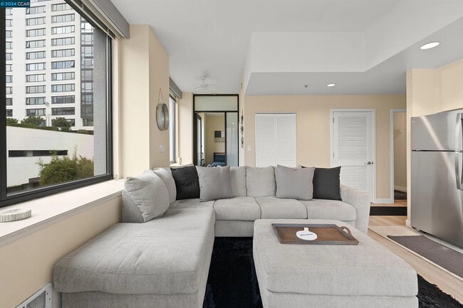 Building Photo - 372