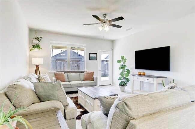 Building Photo - 16454 Rosary Pea Pl