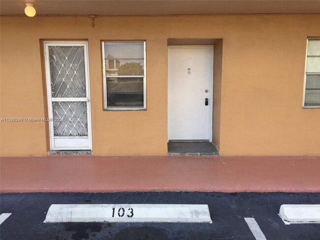 Building Photo - 1591 NE Miami Gardens Dr