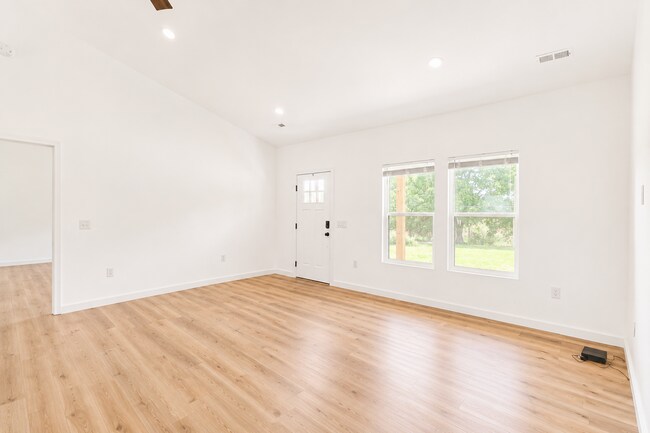 Foto del edificio - 3-Bedroom Home on Over Half an Acre with Pond Views Near I-40