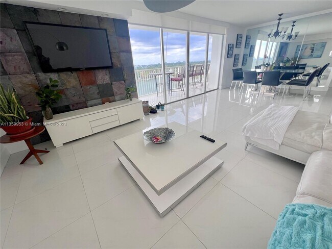 Foto del edificio - 5838 Collins Ave