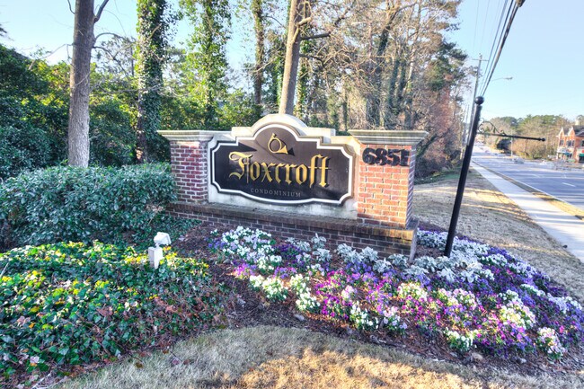 Entrada del condominio Foxcroft - 6851 Roswell Rd
