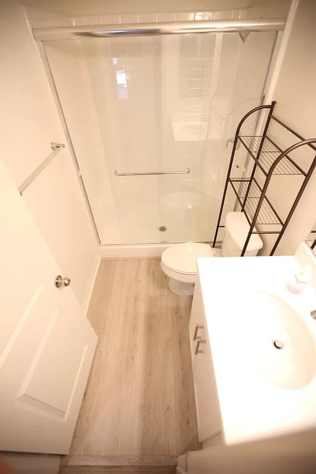 Jr Master Bath - 1530 W 1st St