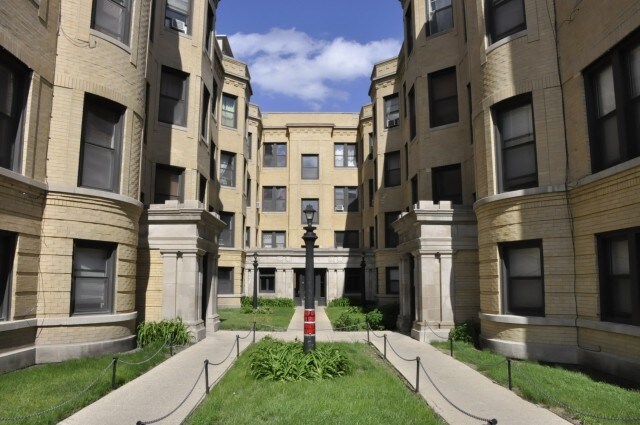 Primary Photo - 3919 N Pine Grove Ave