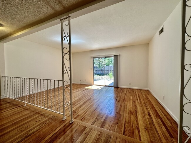 Building Photo - Beautiful 3 bedroom 2 bathroom home in Cit...
