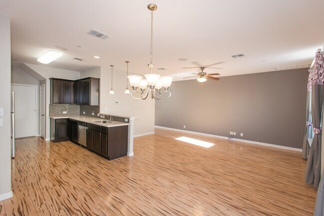 Foto del edificio - Model Home in City Side Condo Community
