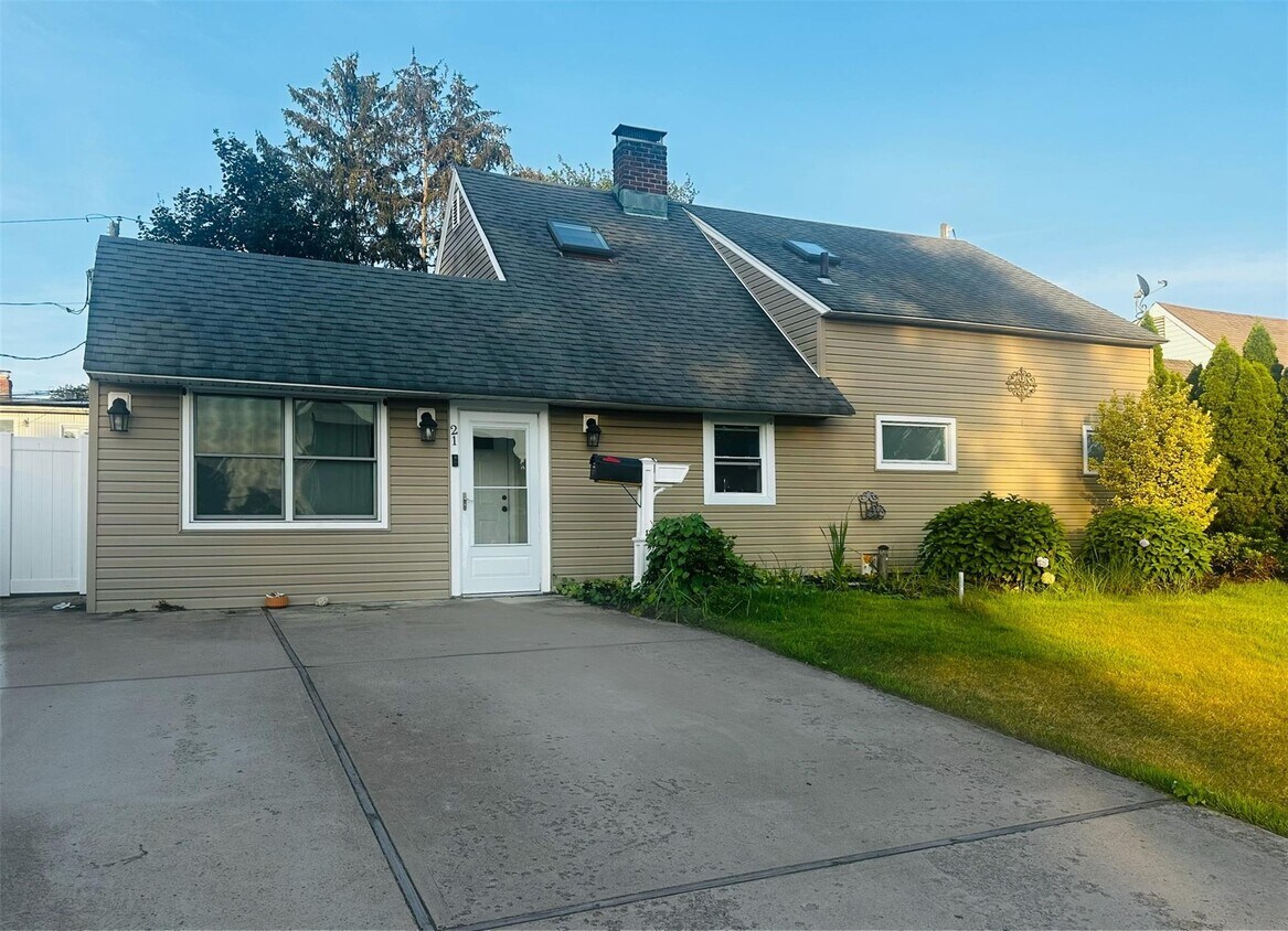 Primary Photo - 21 Potter Ln