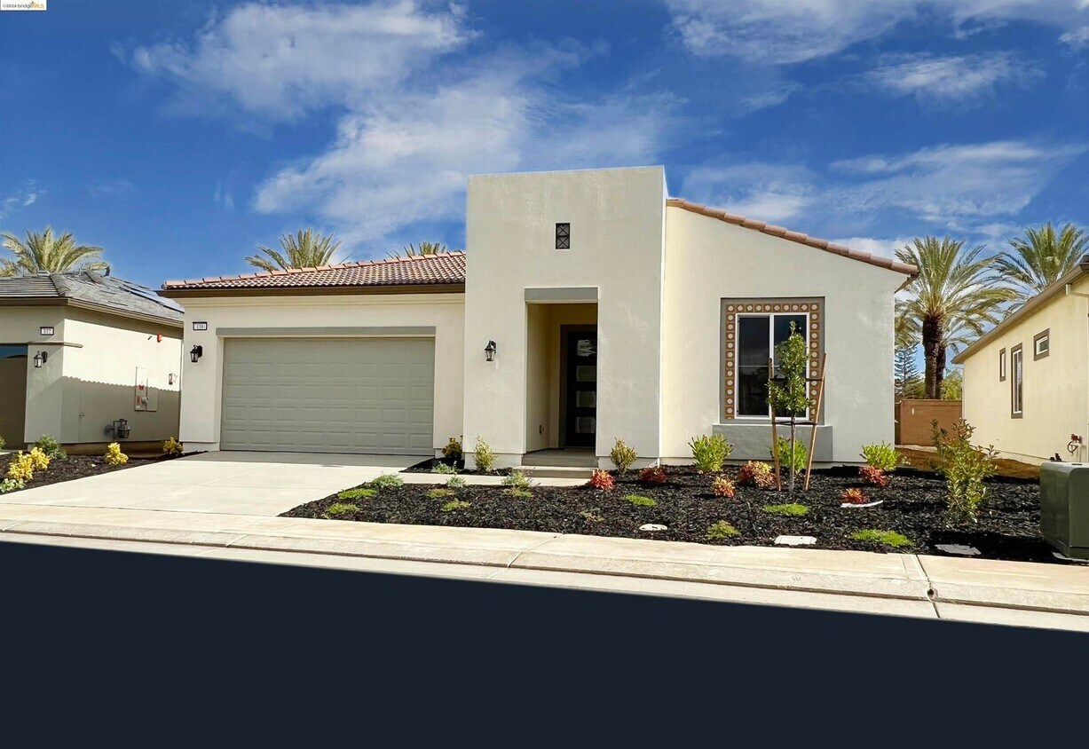 Foto principal - Brand new construction & development! Must...