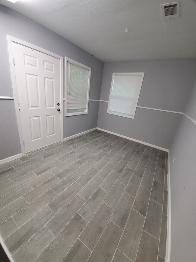 Foto del edificio - Amazing 4 Bedroom home with large yard!