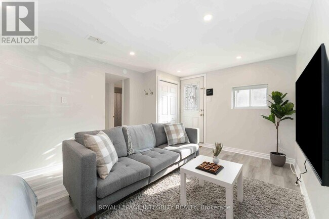 Building Photo - 707 Morin St