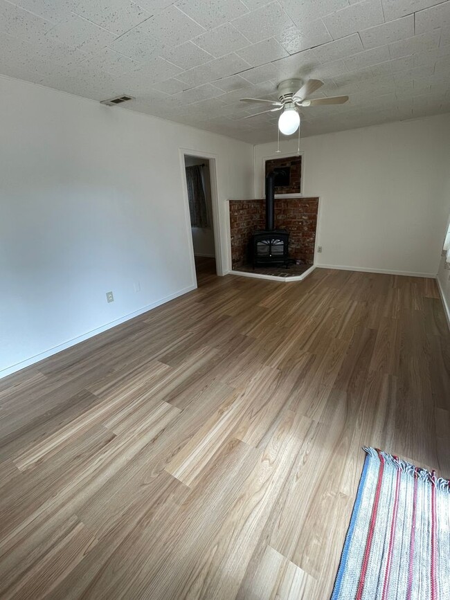 Building Photo - Convieniently located charming home with modern updates!