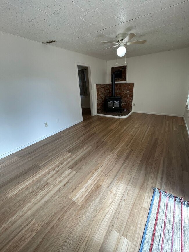 Foto del edificio - Convieniently located charming home with modern updates!