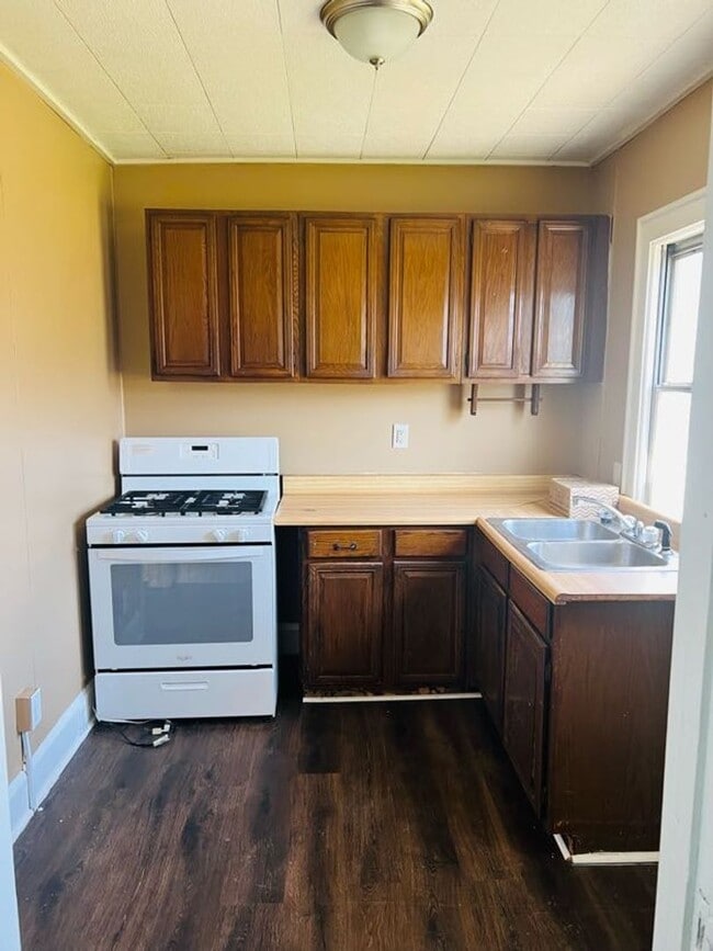 455 Baldwin Ave Unit 1, Sharon, PA 16146 Room for Rent in Sharon, PA