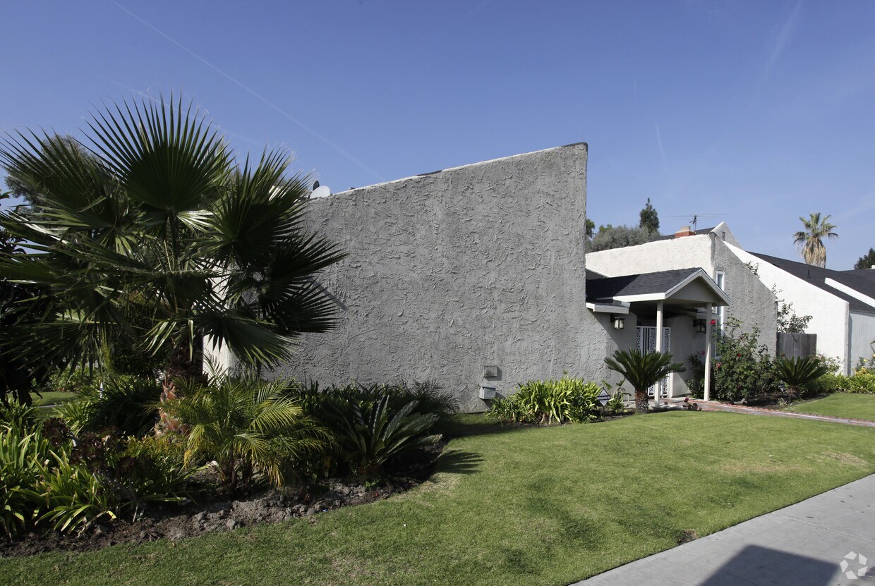Building Photo - 823 S Knott Ave