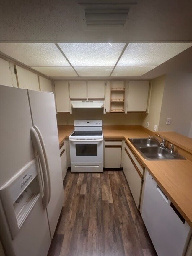 Building Photo - 2BR/2BA CLEAN/WELL CARED FOR CONDO IN PALM...