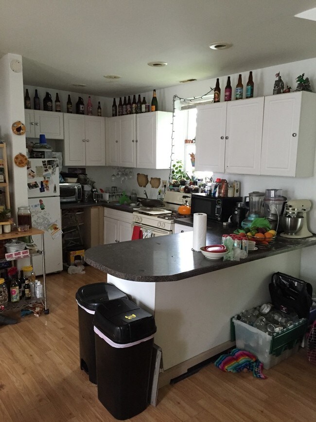 Interior Photo - 2450 W Cortland St