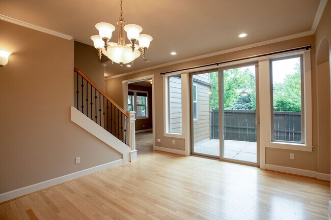 Building Photo - Gorgeous 3 bedroom plus office and loft ho...