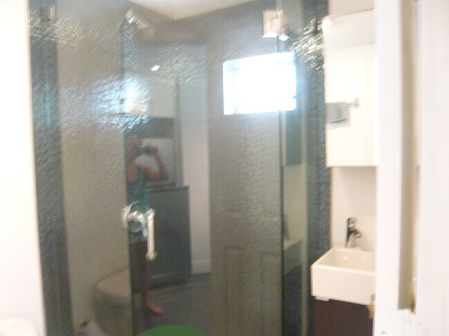 Full bathroom - 1001 NE 88th St