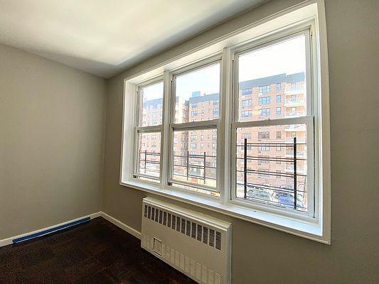 Foto del edificio - 3 bedroom in BRONX NY 10453