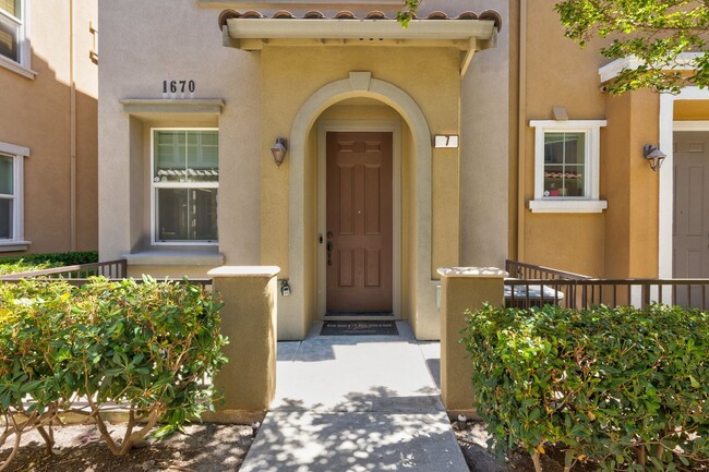 Building Photo - END UNIT IN BEAUTIFUL MISSION PLACE CONVEN...