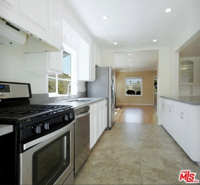 Foto del edificio - 4156 Chase Ave