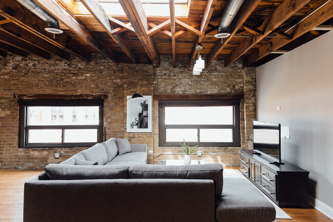 Building Photo - 1365 N Wells St