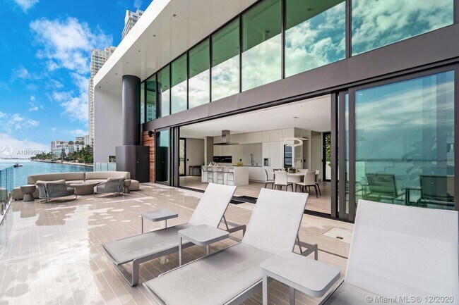 Building Photo - 890 Brickell Key Dr