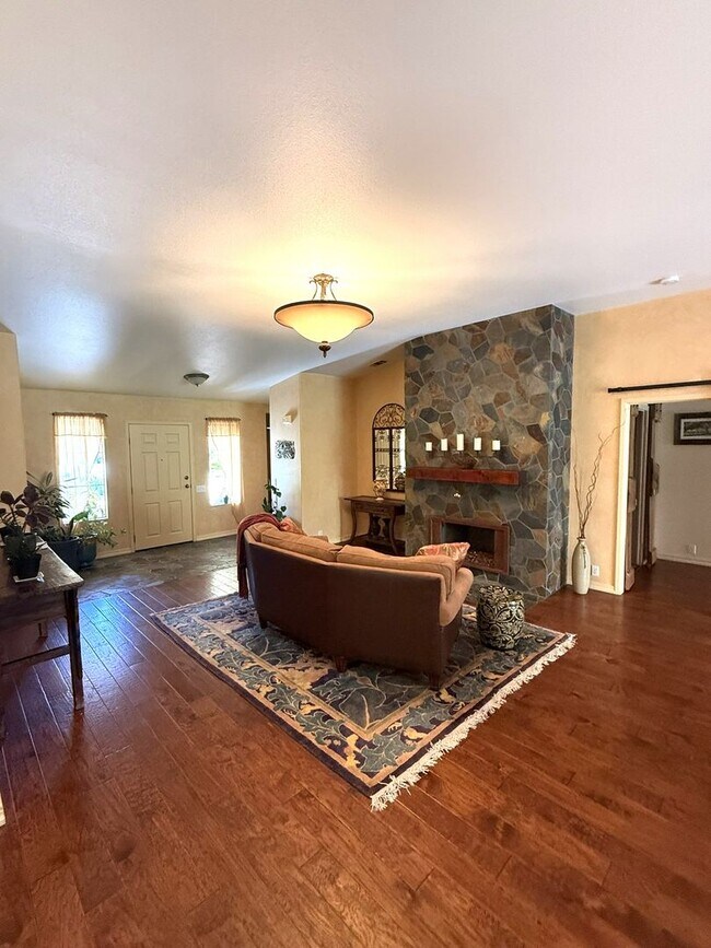 Foto del edificio - Gorgeous single story 3 bedroom home